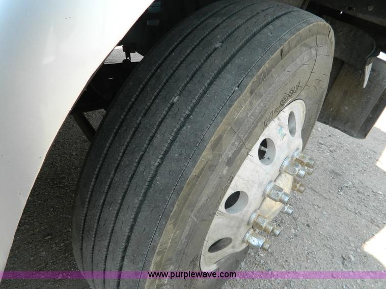 image for item J8880 2005 International 9900i semi truck