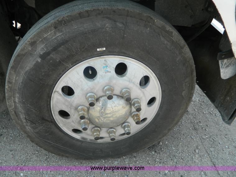 image for item J8880 2005 International 9900i semi truck