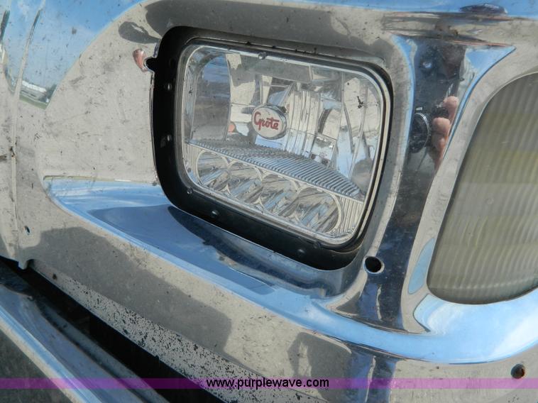 image for item J8880 2005 International 9900i semi truck