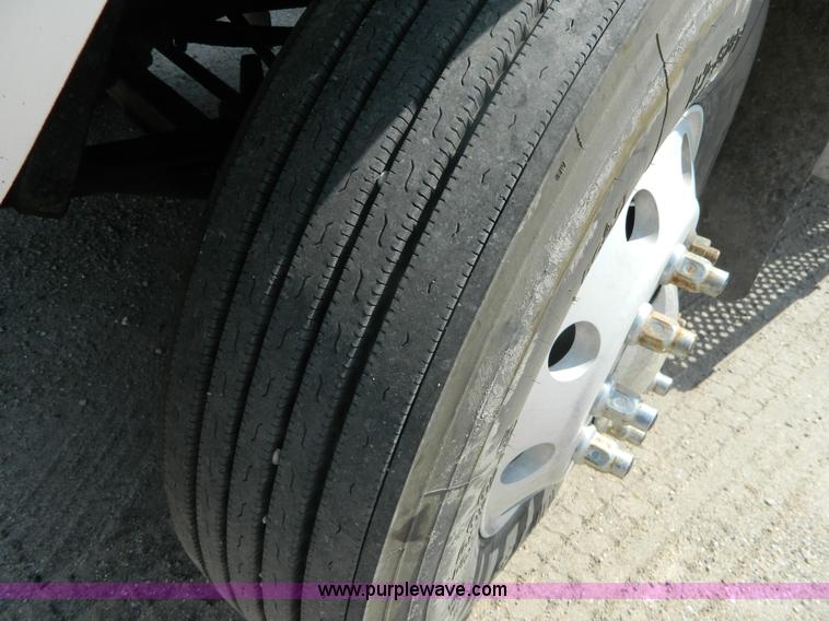 image for item J8880 2005 International 9900i semi truck