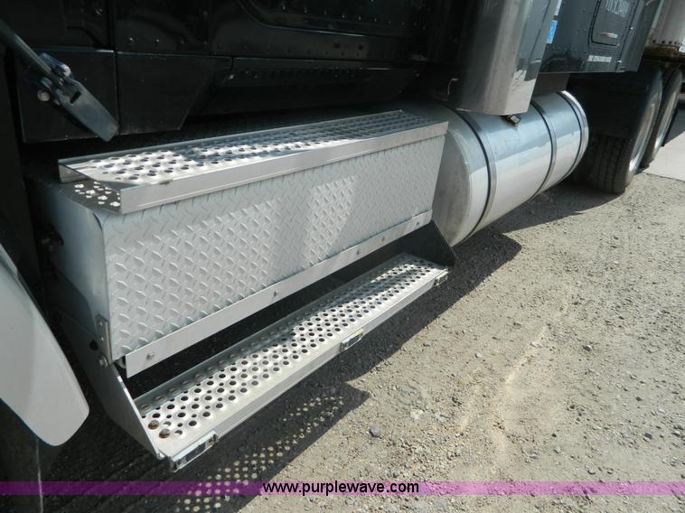 image for item J8880 2005 International 9900i semi truck