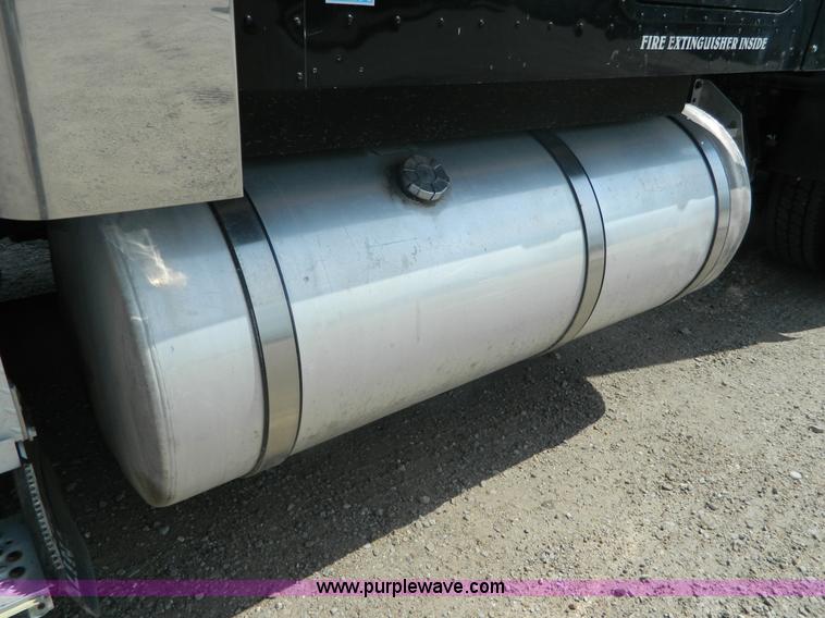 image for item J8880 2005 International 9900i semi truck