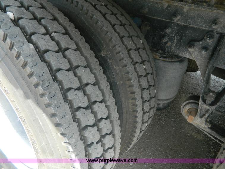 image for item J8880 2005 International 9900i semi truck