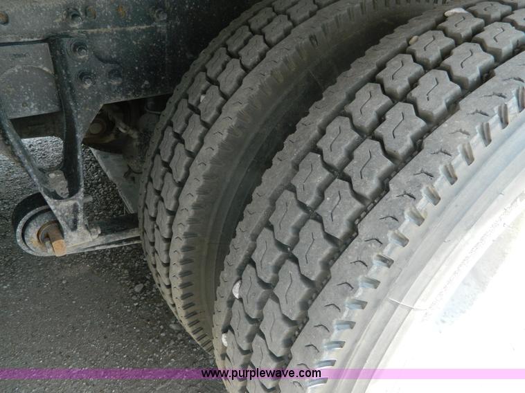 image for item J8880 2005 International 9900i semi truck