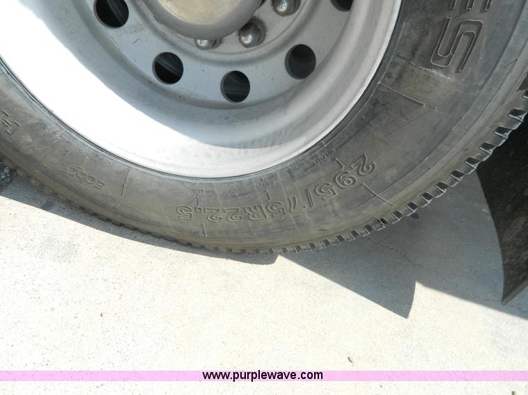 image for item J8880 2005 International 9900i semi truck