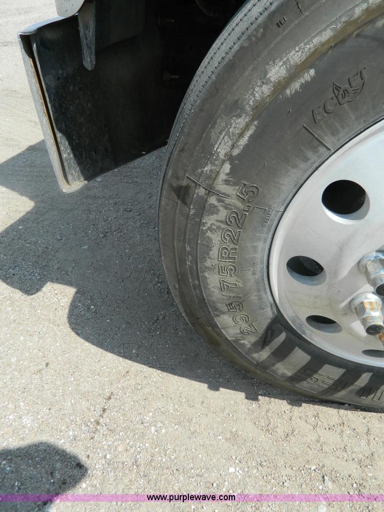 image for item J8880 2005 International 9900i semi truck