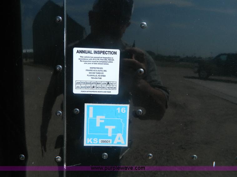 image for item J8880 2005 International 9900i semi truck