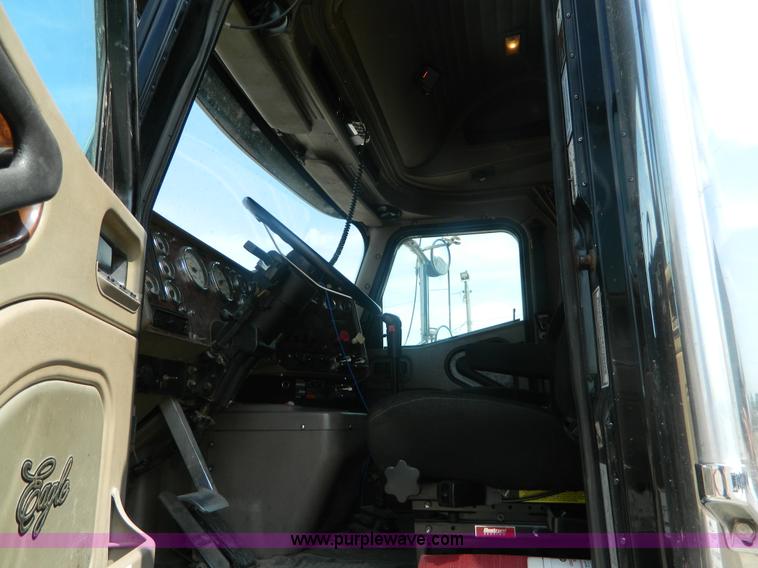 image for item J8880 2005 International 9900i semi truck