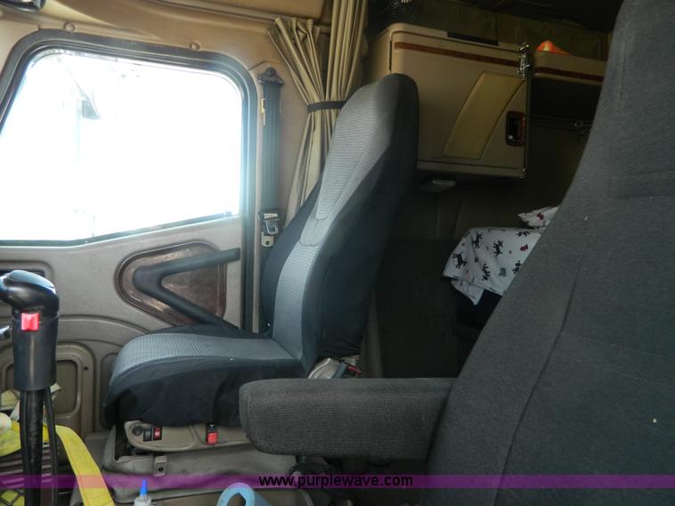 image for item J8880 2005 International 9900i semi truck