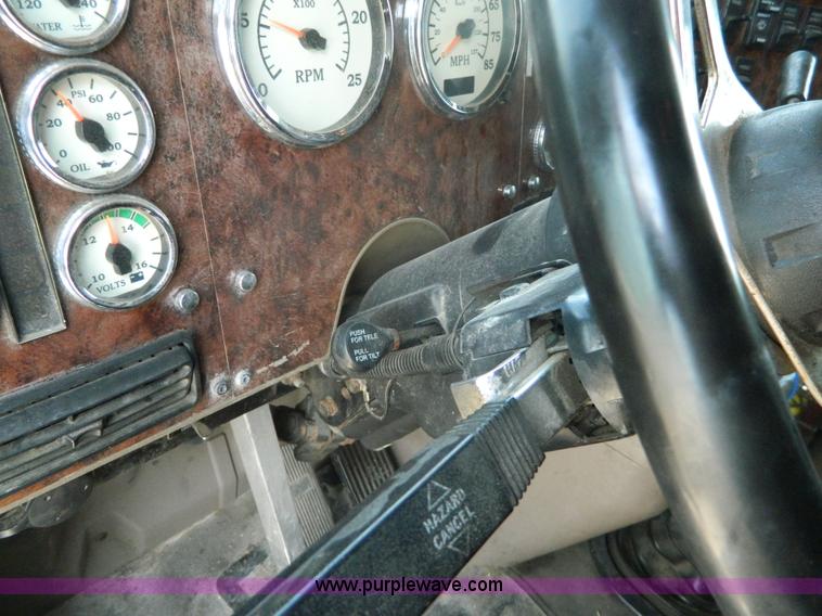 image for item J8880 2005 International 9900i semi truck