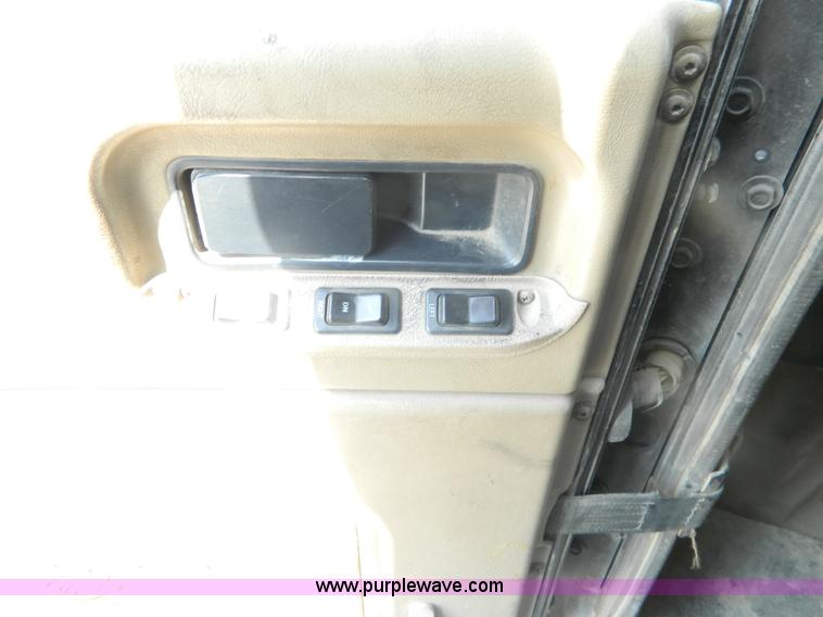 image for item J8880 2005 International 9900i semi truck