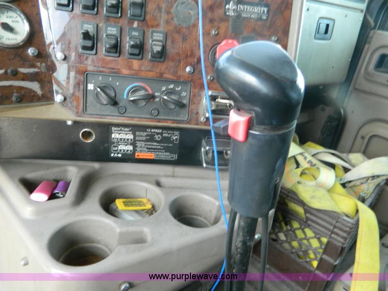 image for item J8880 2005 International 9900i semi truck