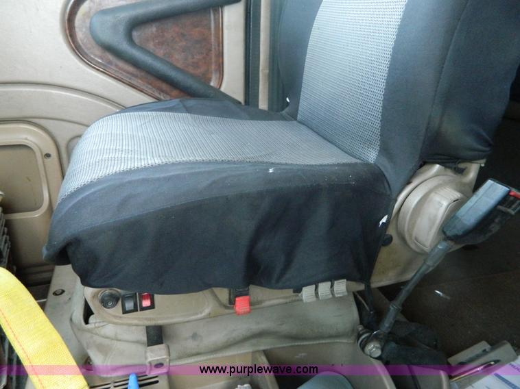 image for item J8880 2005 International 9900i semi truck