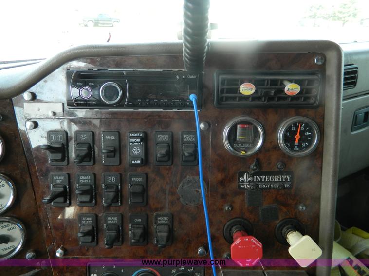 image for item J8880 2005 International 9900i semi truck