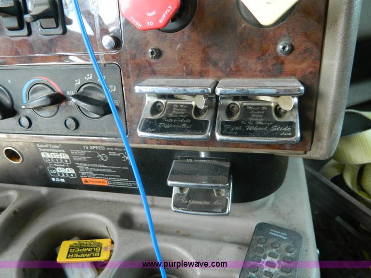 image for item J8880 2005 International 9900i semi truck