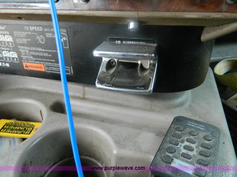 image for item J8880 2005 International 9900i semi truck