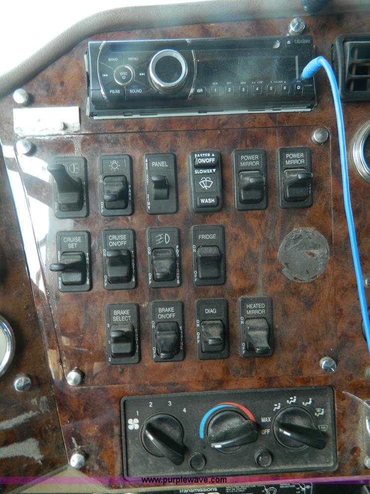 image for item J8880 2005 International 9900i semi truck