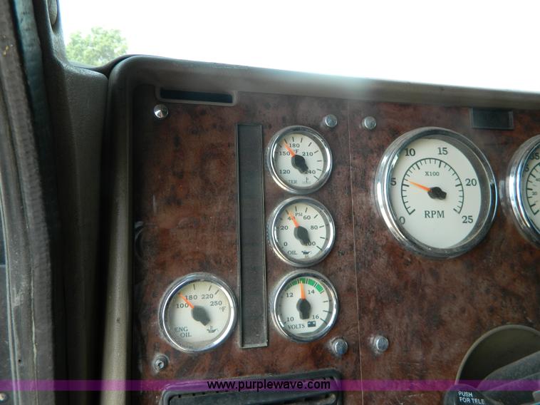 image for item J8880 2005 International 9900i semi truck