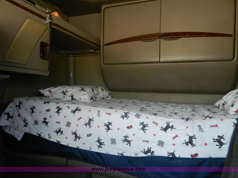 image for item J8880 2005 International 9900i semi truck