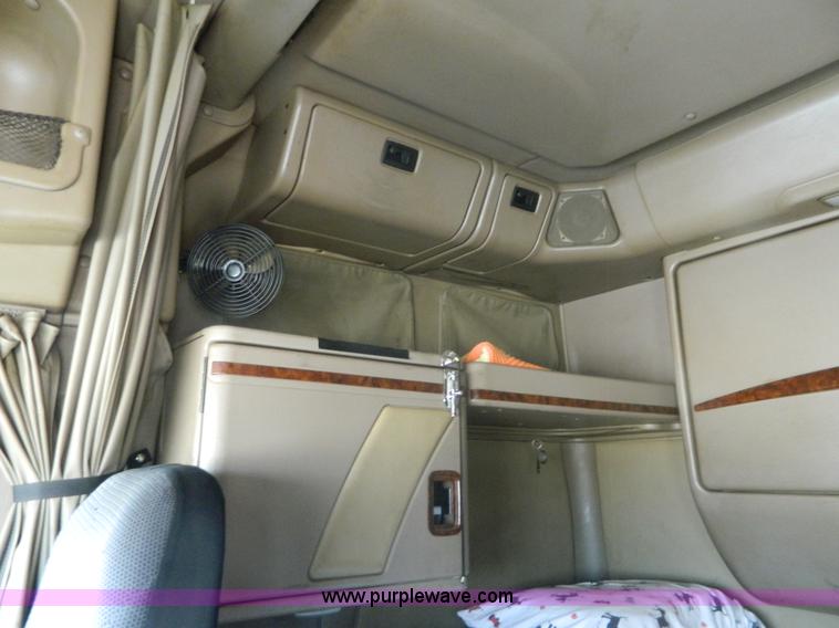 image for item J8880 2005 International 9900i semi truck