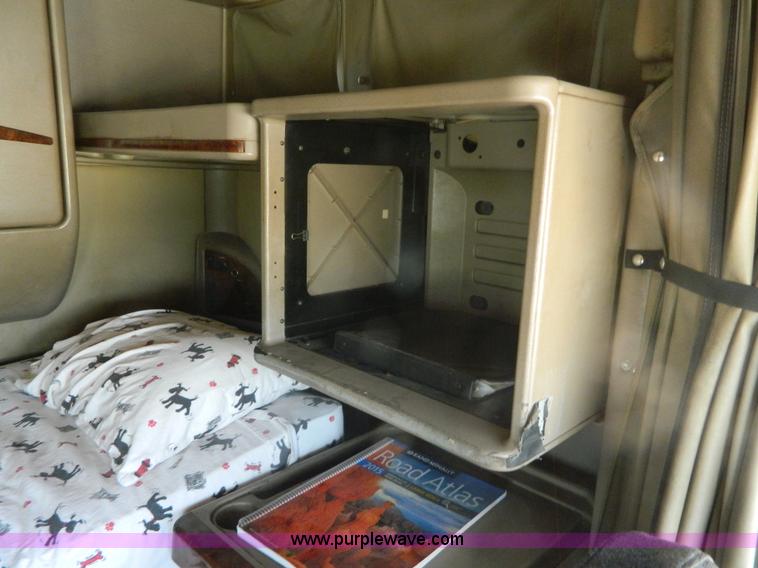 image for item J8880 2005 International 9900i semi truck