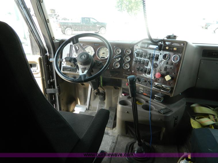 image for item J8880 2005 International 9900i semi truck
