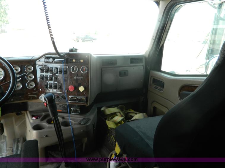 image for item J8880 2005 International 9900i semi truck