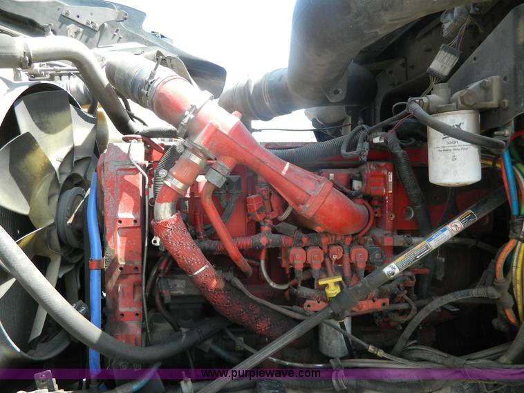 image for item J8880 2005 International 9900i semi truck