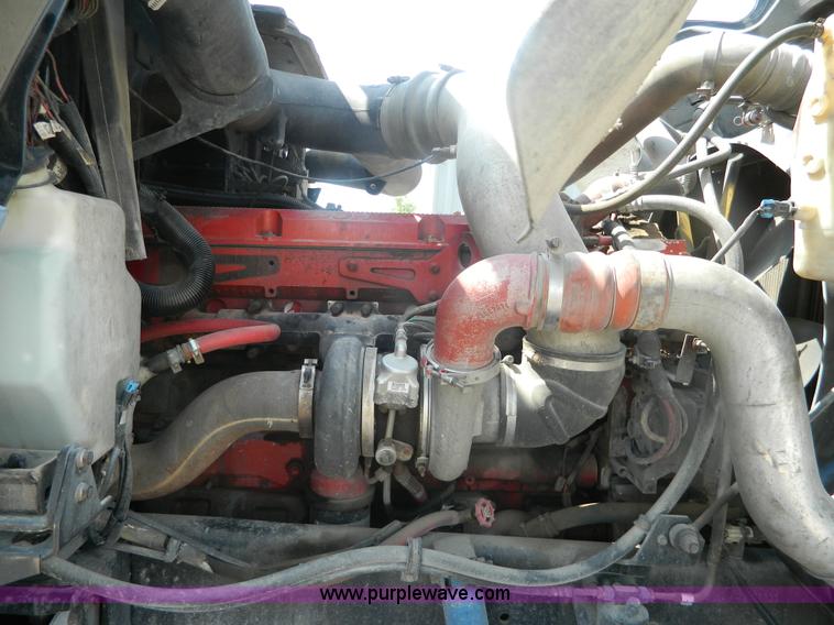 image for item J8880 2005 International 9900i semi truck