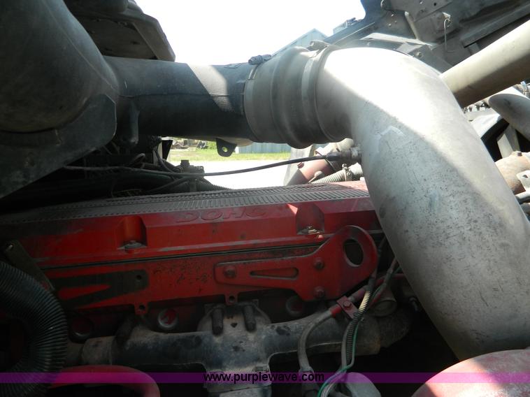 image for item J8880 2005 International 9900i semi truck