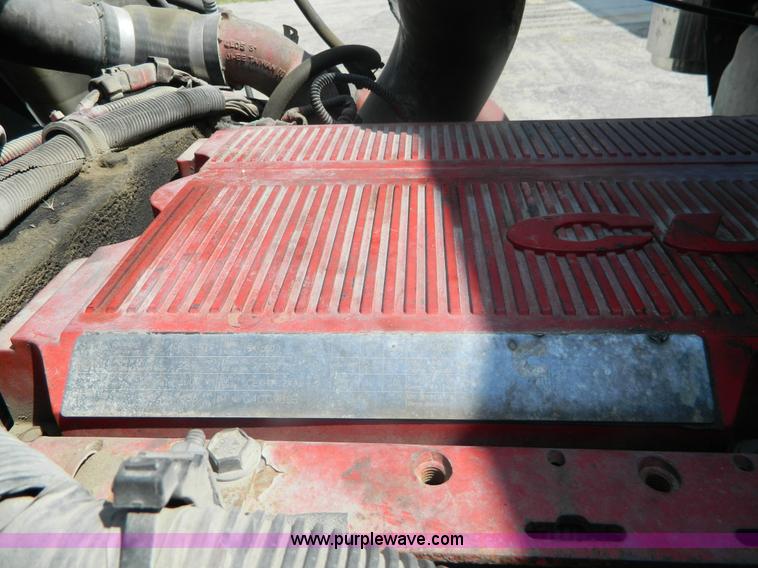 image for item J8880 2005 International 9900i semi truck