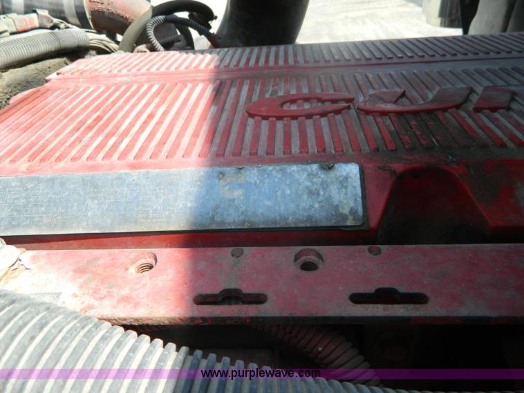 image for item J8880 2005 International 9900i semi truck