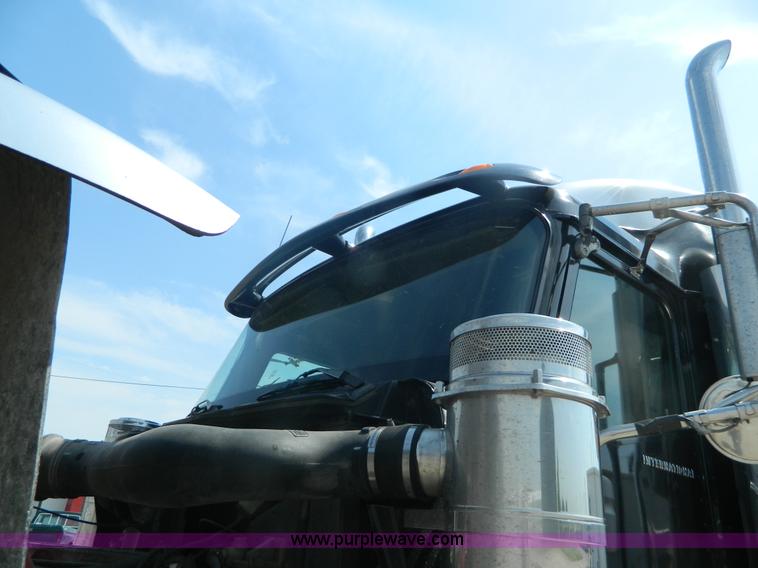 image for item J8880 2005 International 9900i semi truck