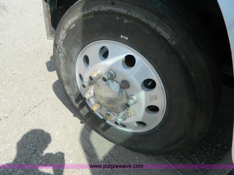 image for item J8880 2005 International 9900i semi truck