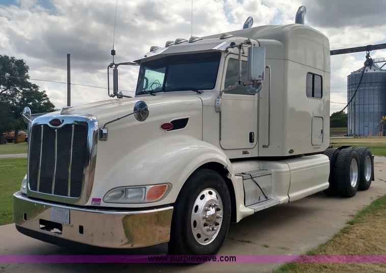 image for item K3237 2009 Peterbilt 386 semi truck