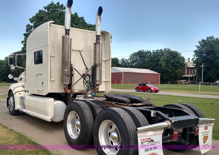 image for item K3237 2009 Peterbilt 386 semi truck