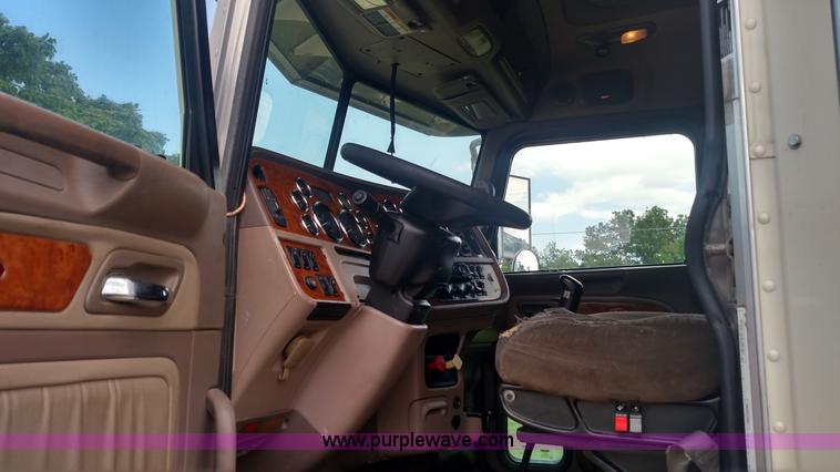 image for item K3237 2009 Peterbilt 386 semi truck