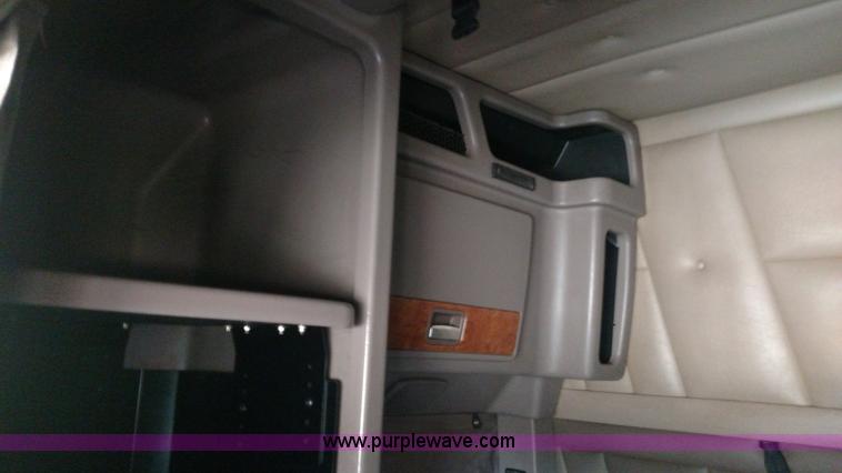 image for item K3237 2009 Peterbilt 386 semi truck