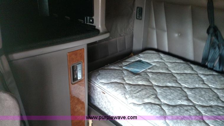 image for item K3237 2009 Peterbilt 386 semi truck