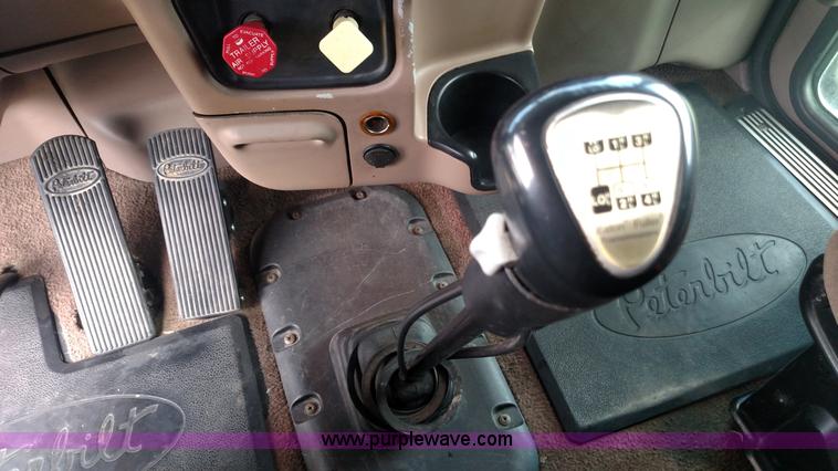 image for item K3237 2009 Peterbilt 386 semi truck