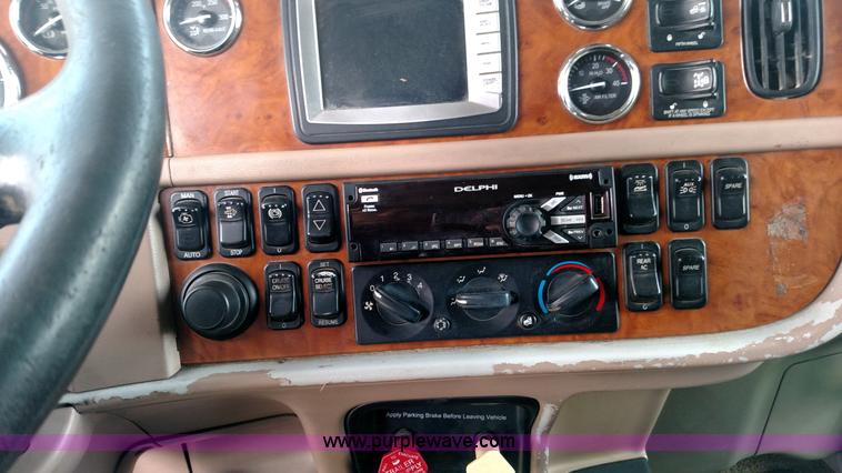 image for item K3237 2009 Peterbilt 386 semi truck