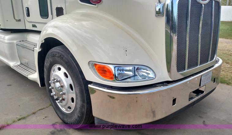 image for item K3237 2009 Peterbilt 386 semi truck