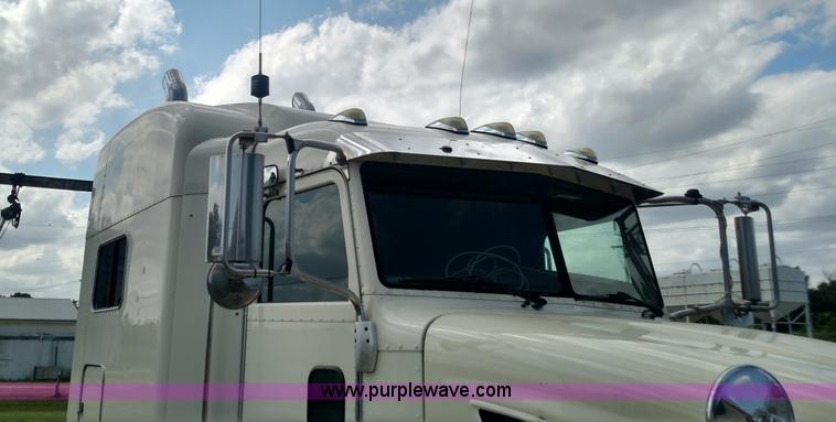 image for item K3237 2009 Peterbilt 386 semi truck