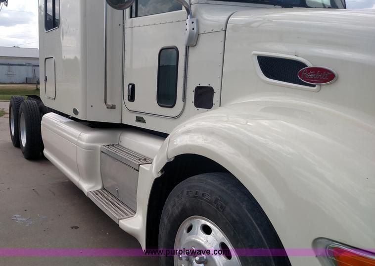 image for item K3237 2009 Peterbilt 386 semi truck