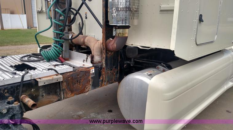 image for item K3237 2009 Peterbilt 386 semi truck