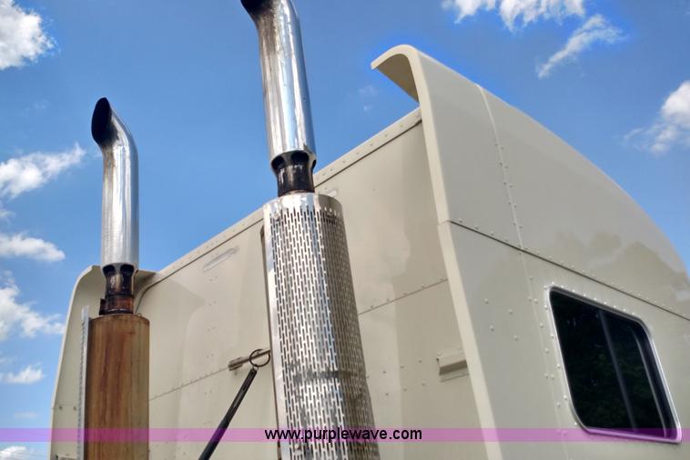 image for item K3237 2009 Peterbilt 386 semi truck