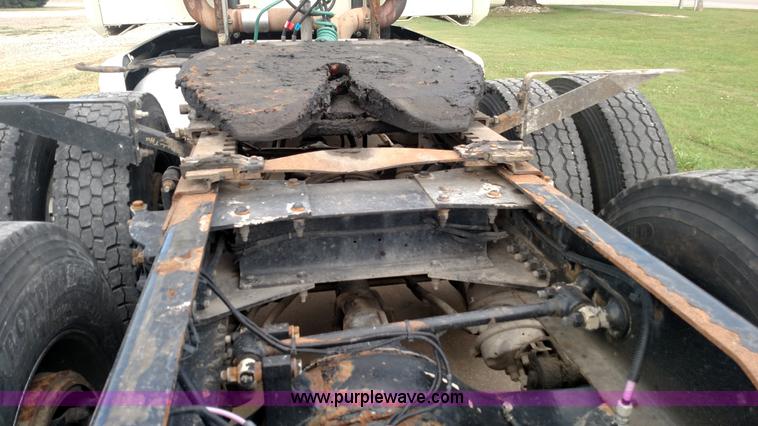 image for item K3237 2009 Peterbilt 386 semi truck