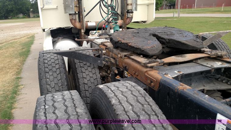 image for item K3237 2009 Peterbilt 386 semi truck