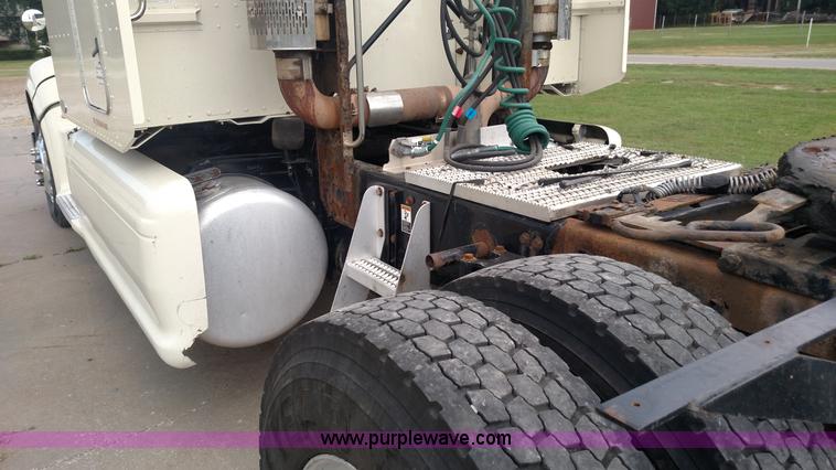 image for item K3237 2009 Peterbilt 386 semi truck