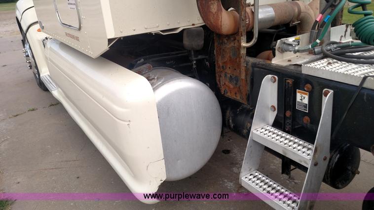 image for item K3237 2009 Peterbilt 386 semi truck